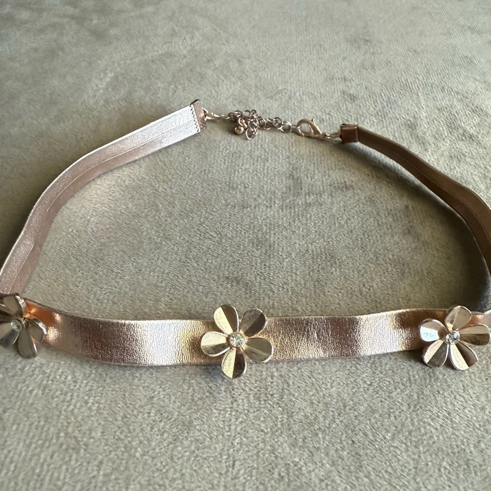 Metallic Flower Choker Necklace